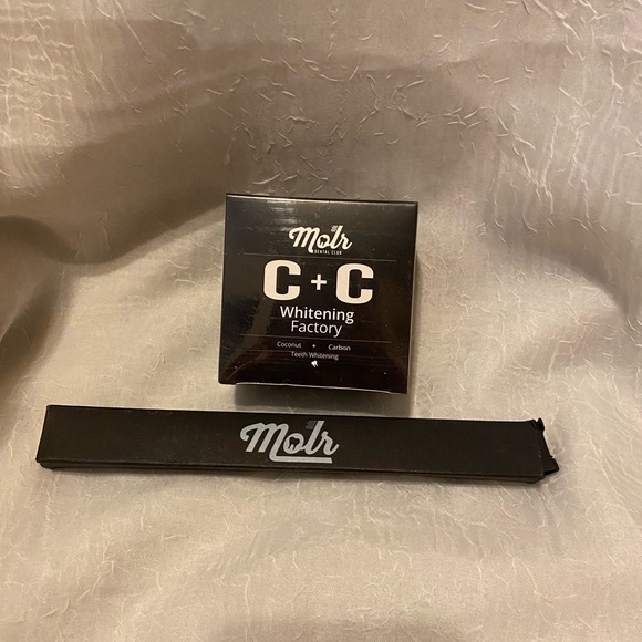 Molr CARBON + COCONUT TEETH
WHITENING POWDER AND
TOOTHBRUSH - Picture 2 of 6